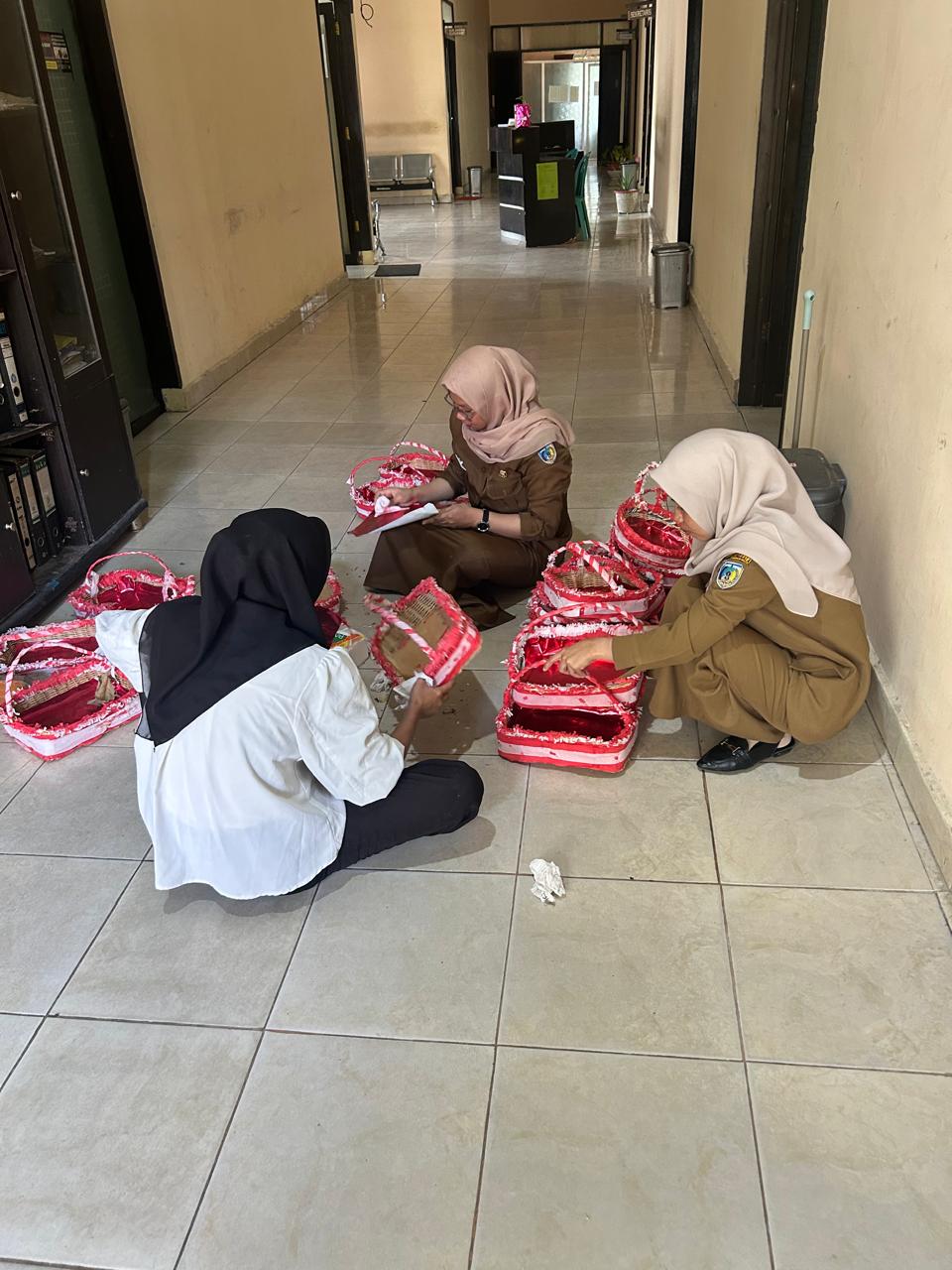 DINAS SOSIAL KABUPATEN DONGGALA SALURKAN BANTUAN LOGISTIK BAGI KORBAN BANJIR DI KECAMATAN SINDUE